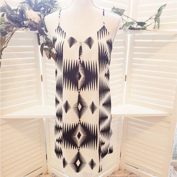 EVERLY AZTEC BLACK & WHITE SLEEVELESS SUMMER DRESS SIZE SMALL - Picture 1 of 7